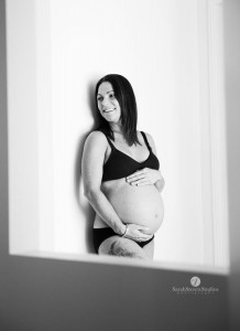 pregnancy photography brisbane, pregnancy photographers brisbane, pregnancy photography in your home brisbane, sarah streets studios